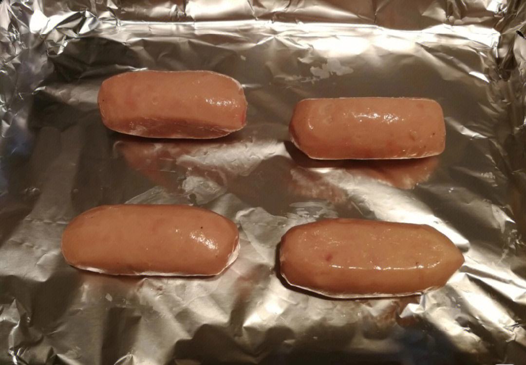 烤箱烤香肠多少度多长时间(烤箱烤香肠多少度多长时间能烤熟)