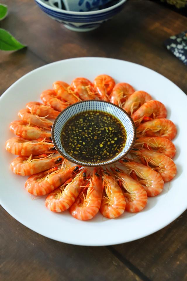 清水煮虾的做法 1新鲜大虾 清洗干净 去虾线 剪掉爪须清水煮虾的做法